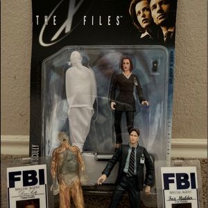 X-Files Agent Dana Scully & Fox Mulder “Fight the Future" Action Figures/Badges